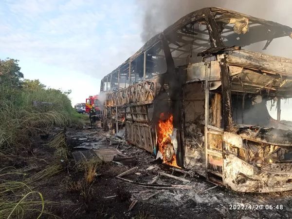 Ônibus fica completamente carbonizado após pegar fogo na BR-153 em Aliança do Tocantins
