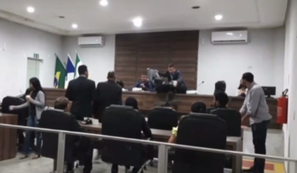 CONFUSÃO: Sessão na Câmara de Colinas termina com discussão e arremesso de cadeira; veja vídeo