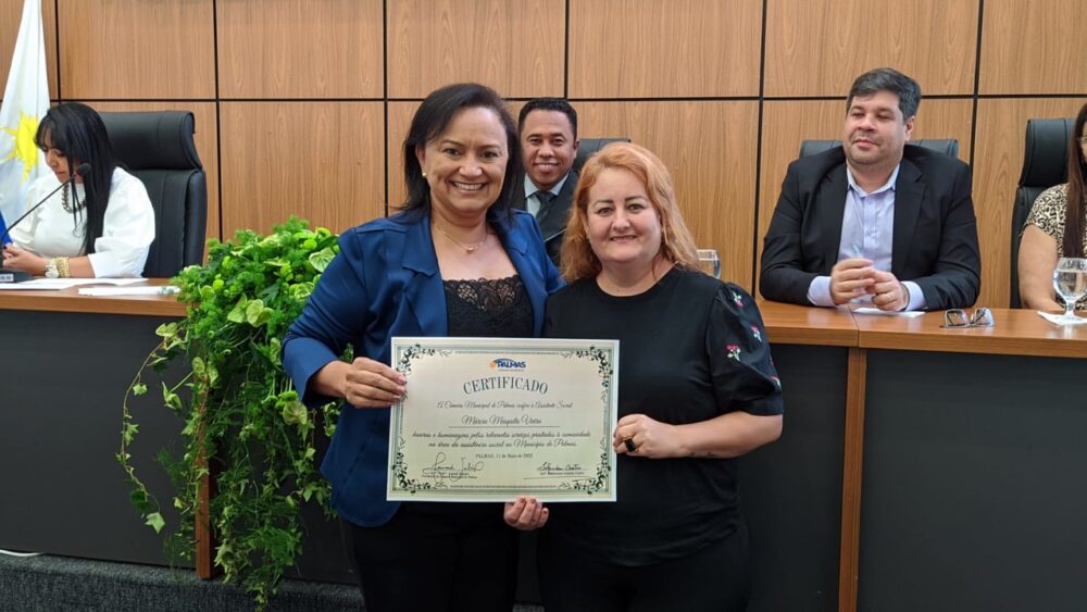 RECONHECIMENTO: Vereadora Professora Iolanda Castro homenageia Márcia Mesquita, durante solenidade na Câmara, em homenagem ao Dia do Assistente Social