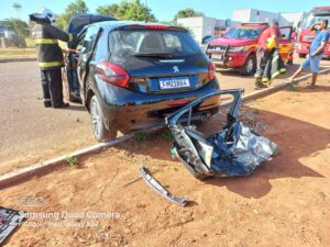 Acidente entre carro e moto deixa jovem de 21 anos morto no centro de Palmas