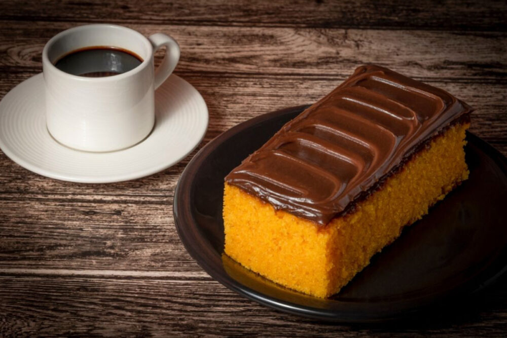 Saiba como fazer bolo de cenoura de liquidificador com cobertura de chocolate - Imagem Canva Pró