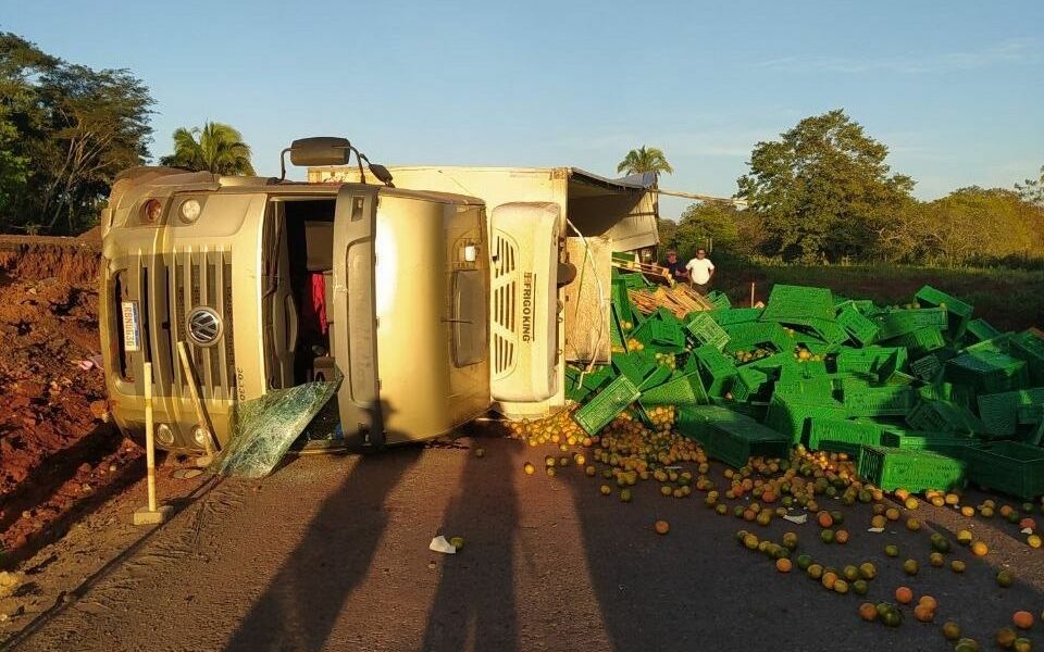 Caminhão com frutas tomba e desvio em trecho da BR-226 é interditado em Palmeiras do TO