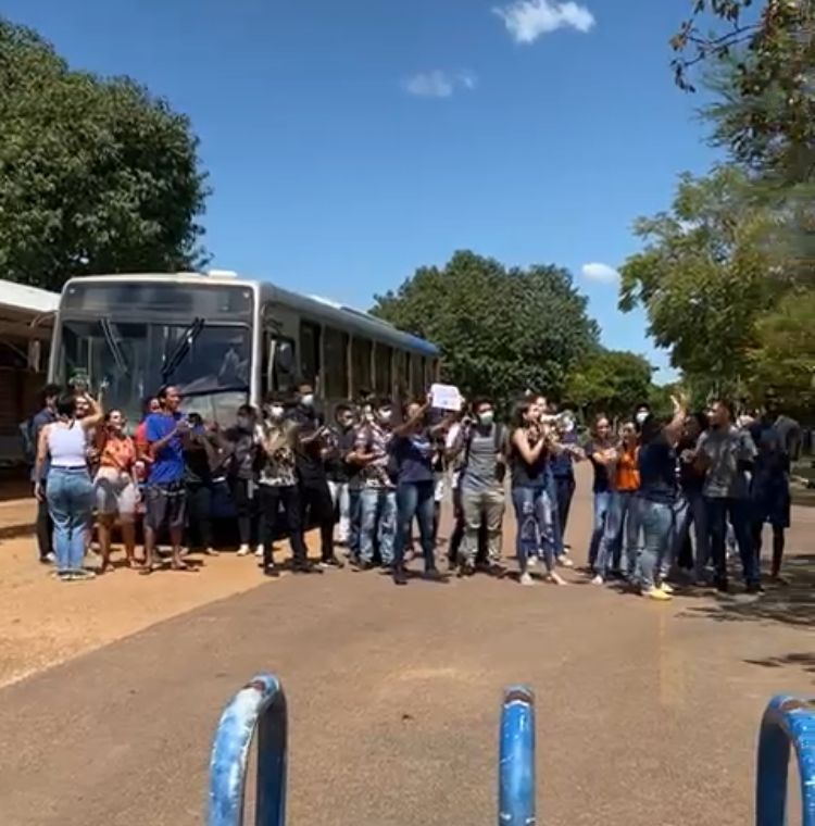 [Vídeos] Alunos da UFT, em Palmas, fazem protesto para cobrar retorno da gratuidade da linha de ônibus 090