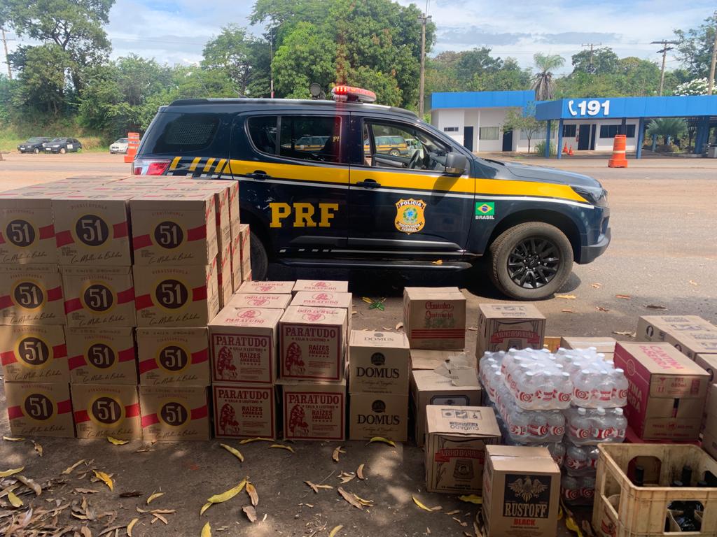 PRF apreende mais de 1 mil garrafas de bebidas alcoólicas e 577 produtos diversos sem nota fiscal na BR-153, em Paraíso do TO
