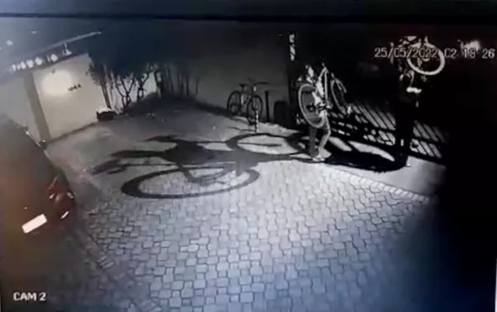 Morador tem prejuízo de quase R$ 10 mil após homens roubarem bicicletas pulando portão de condomínio em Palmas; ASSISTA