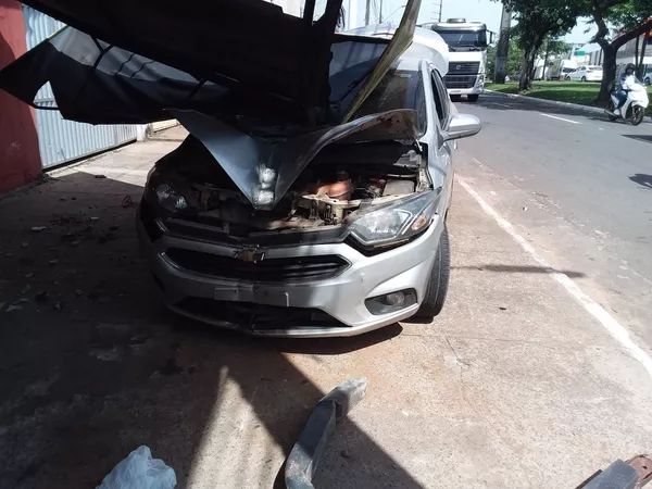 Susto! Acidente de carro derruba fachada de loja que acaba desabando sobre outro veículo em Araguaína