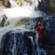 Mulher desaparece após cair em buraco de cachoeira em Babaçulândia; vítima teria subido em uma pedra para tirar foto