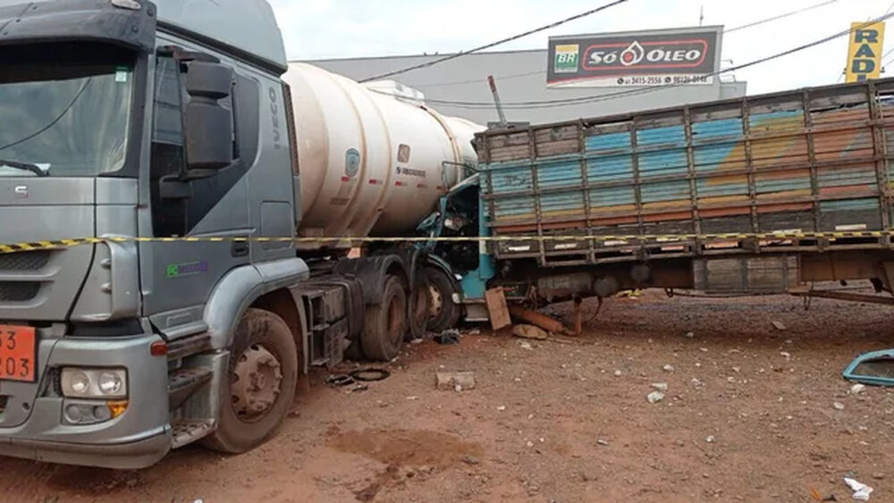 Caminhoneiro fica preso às ferragens após bater em outro veículo na BR-153, em Araguaína