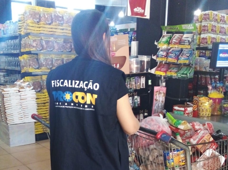 Fiscais do Procon TO apreendem mais de 100 produtos vencidos em supermercado da região sul de Palmas