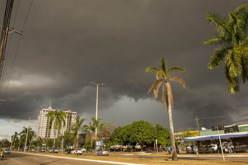 Chuva surpreende moradores e traz alívio em Palmas nesta terça-feira, 14