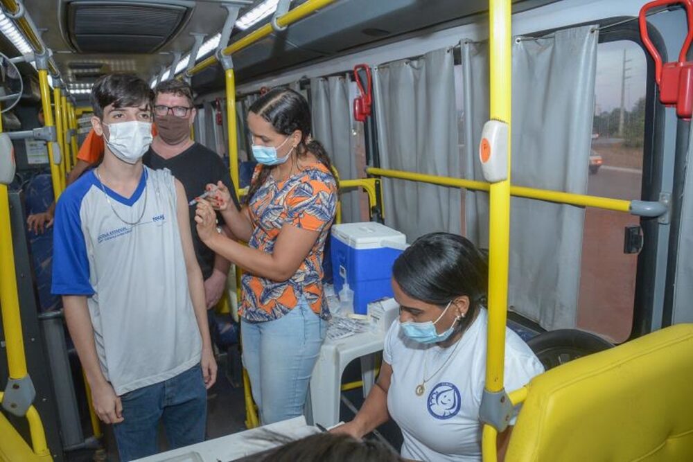 Busão do Mais Saúde leva vacinação para alunos e moradores do Jardim Aureny III, região sul de Palmas