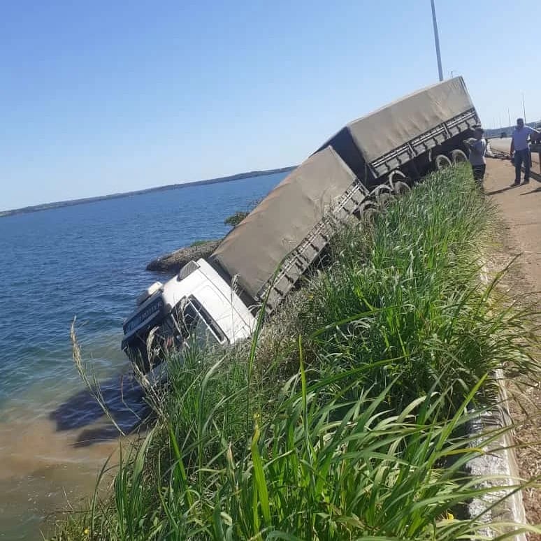 Caminhão cai dentro do lago de Palmas após motorista perder o controle do veículo