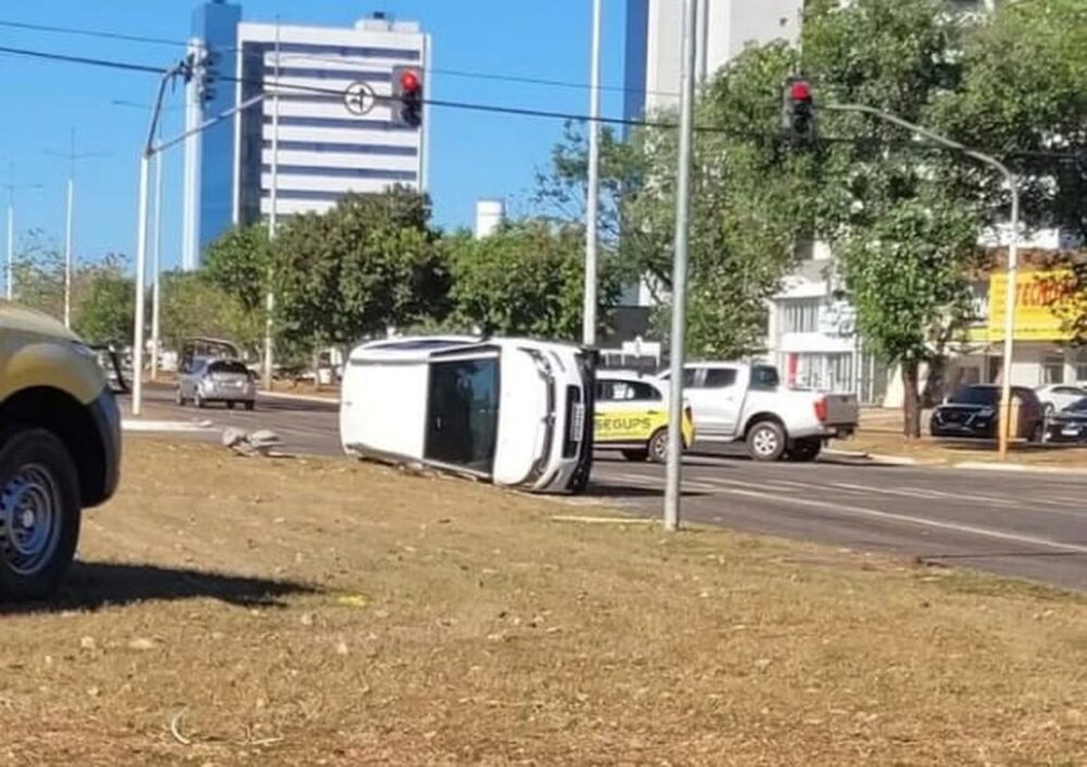 Colisão em cruzamento na Av. Teotônio Segurado, em Palmas, deixa carro capotado; um dos veículos envolvidos transportava uma bebê de 3 meses