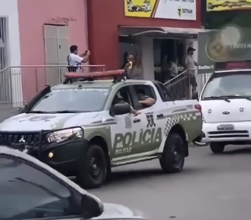 Vídeo de mulher dançando em cima de viatura da PM em Araguaína viraliza na internet; ASSISTA