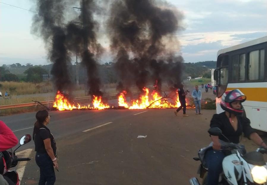 Moradores colocam fogo em pneus e interditam a BR-010, entre Taquaralto e o centro de Palmas; eles pedem passarela no local