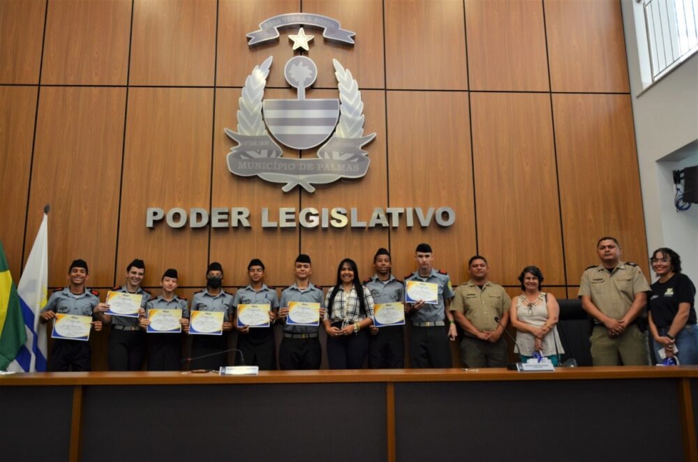 Presidente Janad Valcari recebe alunos do colégio Militar na Câmara de Palmas