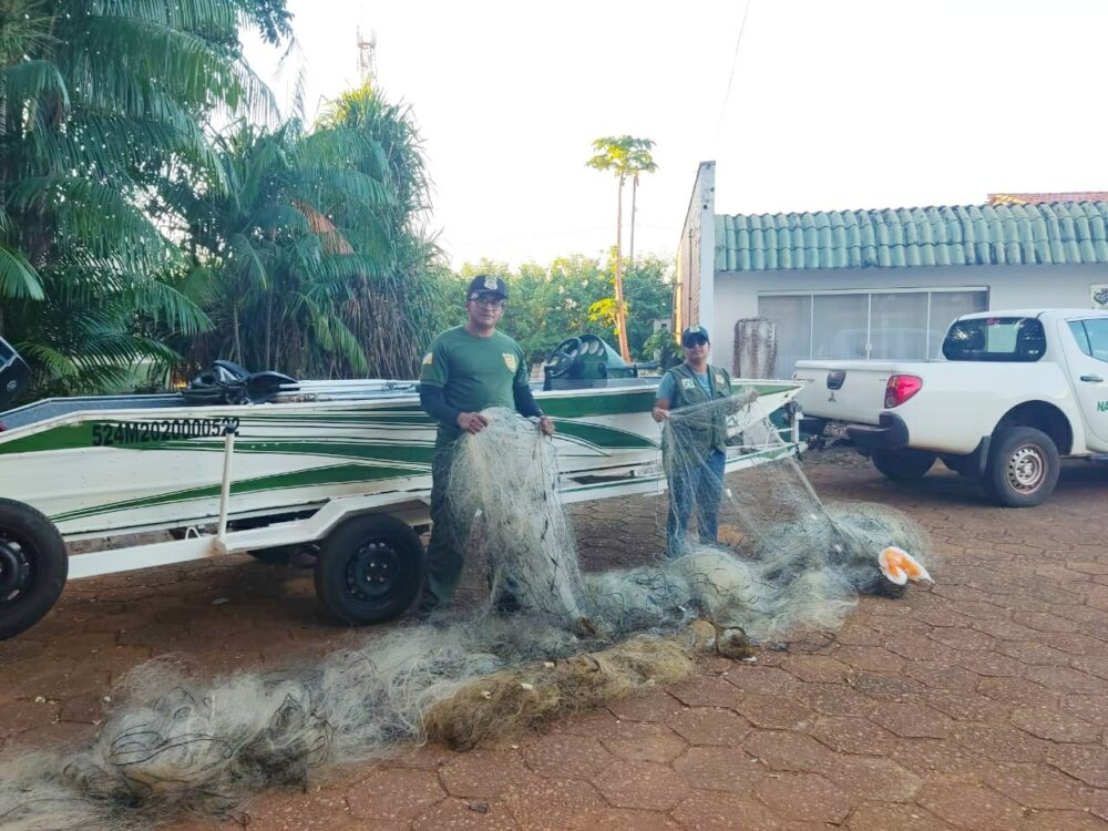 Equipe de fiscalização do Naturatins recolhe 700 metros de redes de pesca no lago da Usina, em Palmas