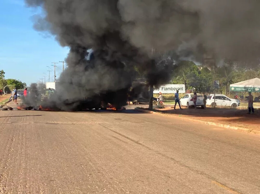 Moradores da região Sul de Palmas incendeiam pneus durante protesto para cobrar sinalização após grave acidente com motociclista