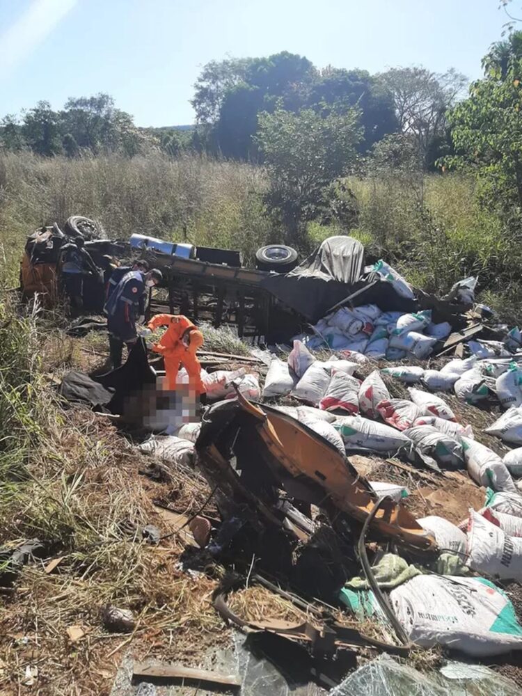 Caminhoneiro morre após veículo passar reto em curva e tombar na TO-255, próximo de Brejinho de Nazaré