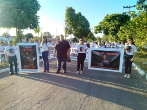 Feminicídio no TO: 1 ano após professora ser morta, moradores de Pequizeiro fazem protesto para pedir justiça
