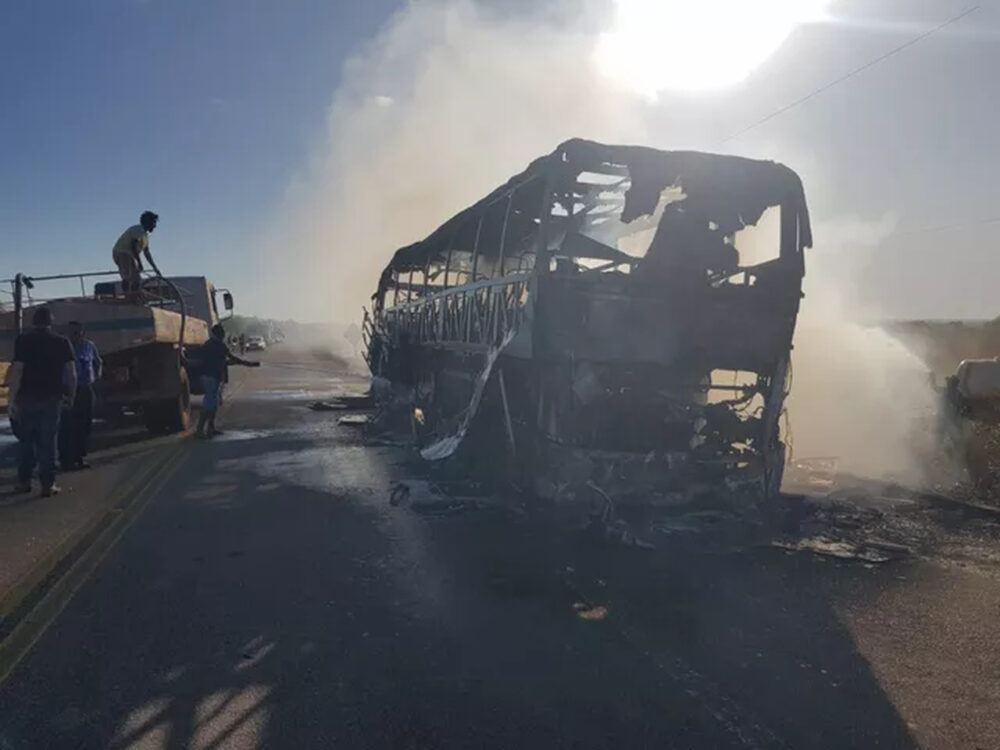 Ônibus de viagem fica completamente destruído após pegar fogo na TO-342 em Miracema do TO