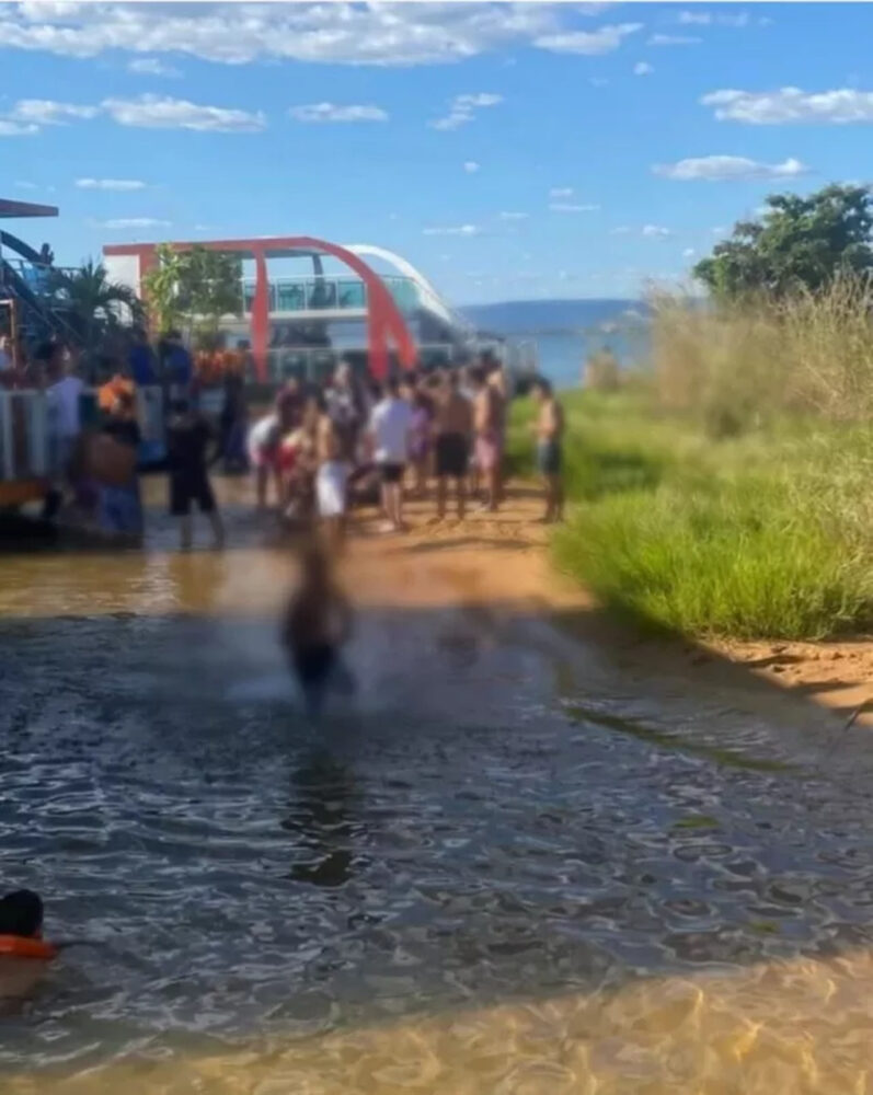 Jovem de Palmas vai para o hospital em estado grave após saltar de flutuante e bater a cabeça em banco de areia no lago