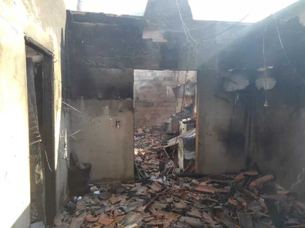 Perigo! Botijão de gás explode enquanto moradora cozinhava e deixa casa de família destruída em Ananás