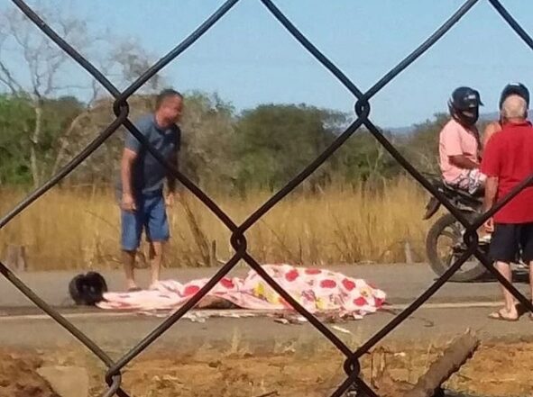 Motociclista morre após fazer ultrapassagem e bater de frente com ônibus na TO-070, em Brejinho de Nazaré