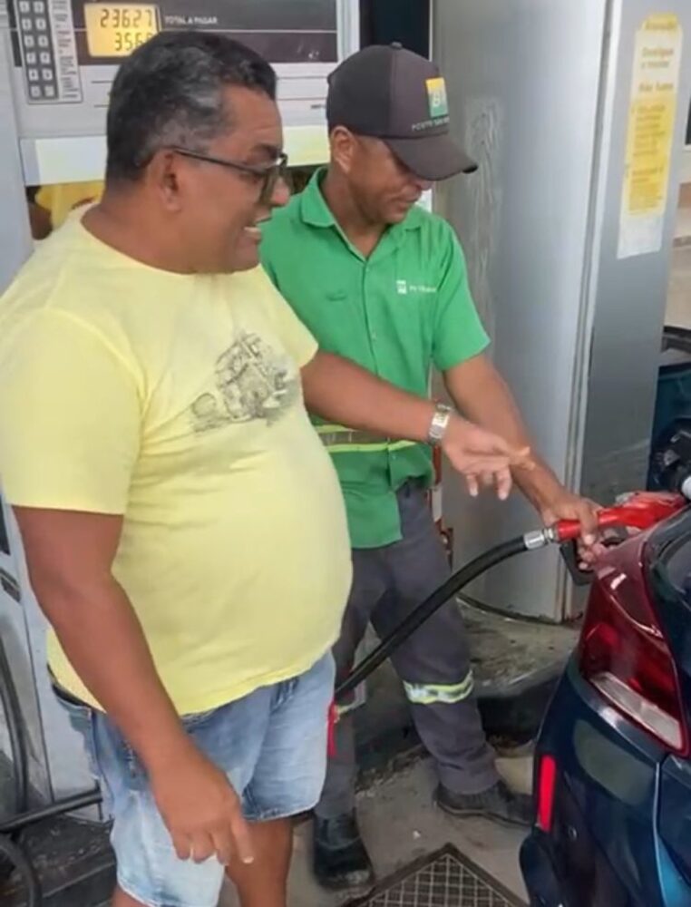 Apoiador de Bolsonaro aparece em vídeo 'derramando' gasolina em comemoração à redução dos combustíveis; ASSISTA