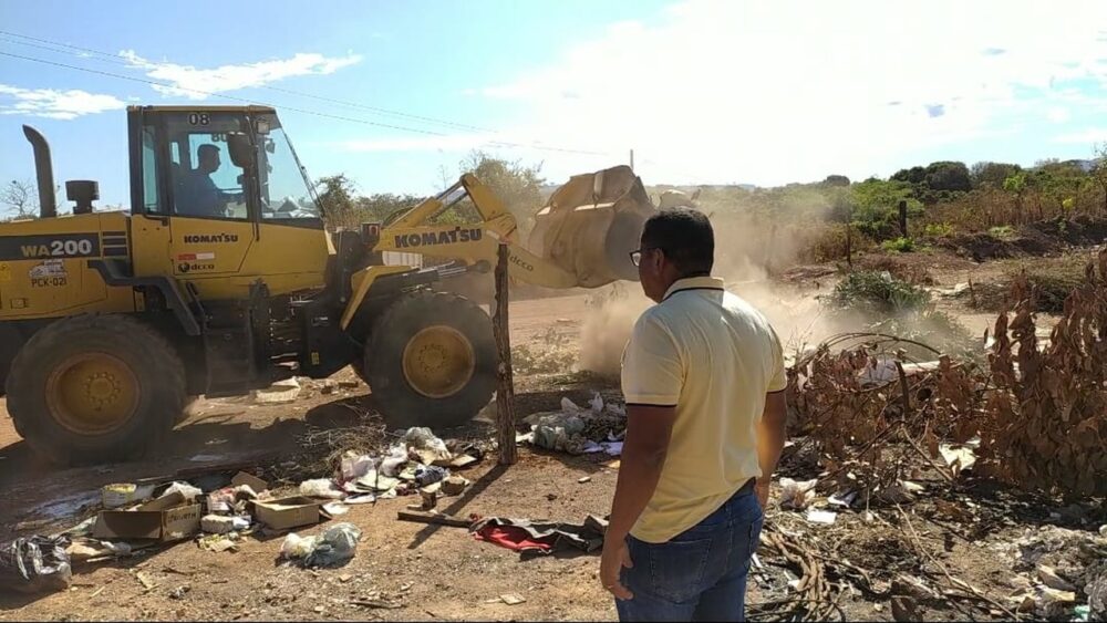 Após pedido do vereador Sargento Júnior Brasão, Seisp realiza limpeza de 'lixão a céu aberto' em área de mata no setor Aureny III, região sul de Palmas