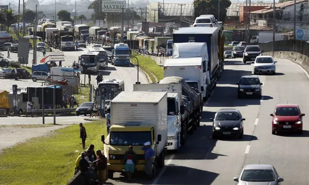 Auxílio de R$ 1 mil começa a ser pago a partir de 9 de agosto para os caminhoneiros do Brasil