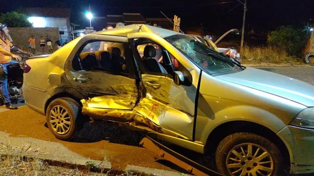 Homem fica ferido e carros completamente destruídos após batida em cruzamento de Paraíso do Tocantins