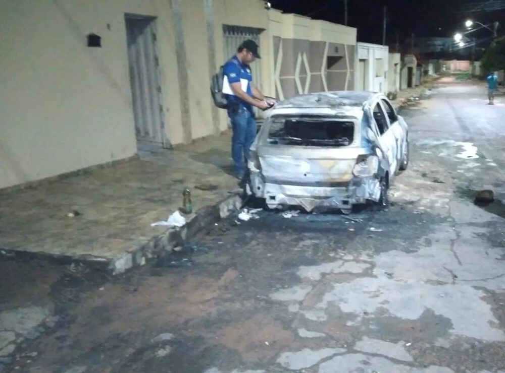 Homem flagrado ateando fogo no carro da vizinha, em Araguaína, é liberado após apresentar laudo de transtorno mental