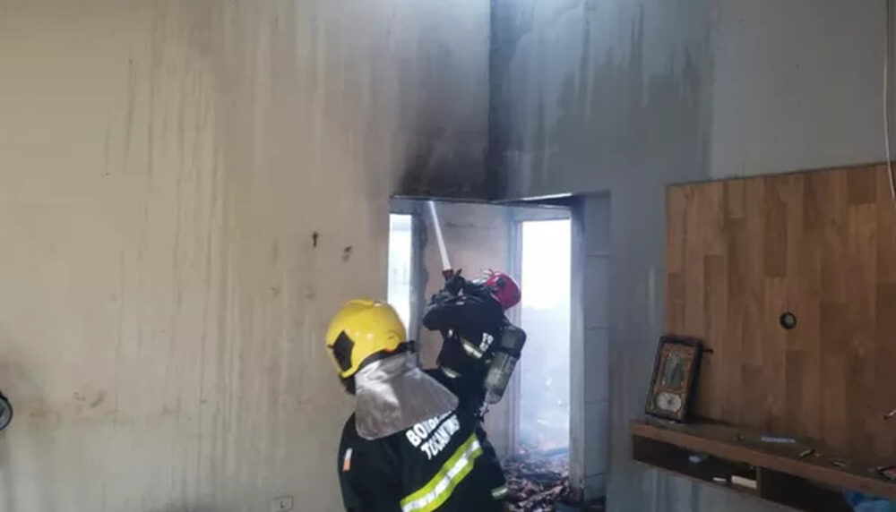 Incêndio em casa da região sul de Palmas destrói quarto e móveis; fogo deve ter começado na fiação elétrica