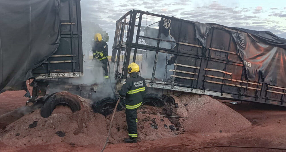 Carreta com adubo pega fogo em Crixás e bombeiros combatem incêndio