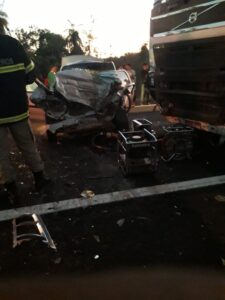 Colisão entre carro e caminhão deixa homem morto na BR-230, em Tocantinópolis
