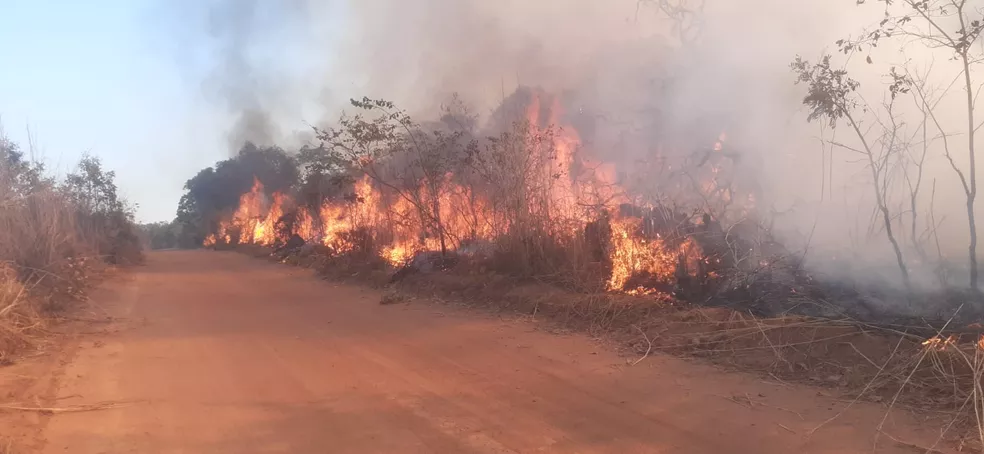 Mais um incêndio: chamas destroem parte de vegetação de serra, em Talismã