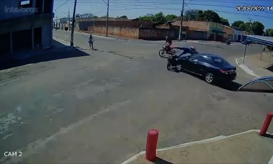 Motociclista é arremessado por cima de carro após batida em cruzamento de Gurupi; VEJA VÍDEO