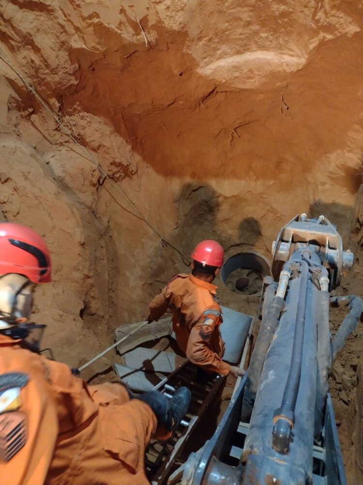 Bombeiros resgatam corpo de jovem após 11 horas soterrado em poço na região do Bico do Papagaio.