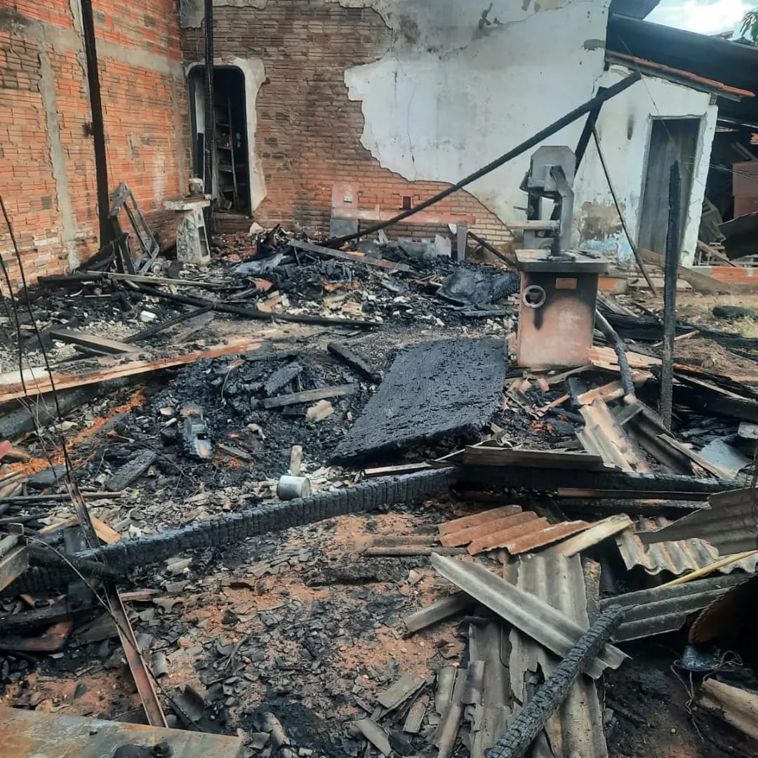 Incêndio em marcenaria no centro de Guaraí destrói máquinas e deixa diversos prejuízos para proprietário; família pede ajuda