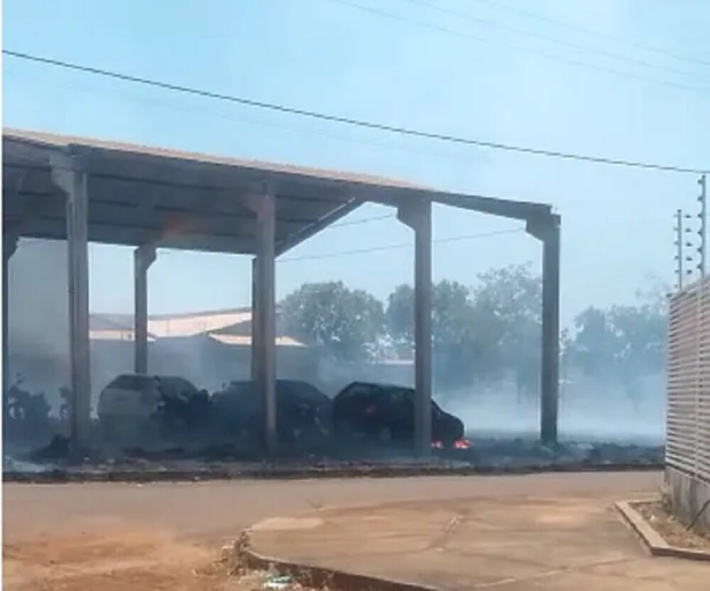 Carros e motos são queimados durante incêndio em galpão de Luzimangues