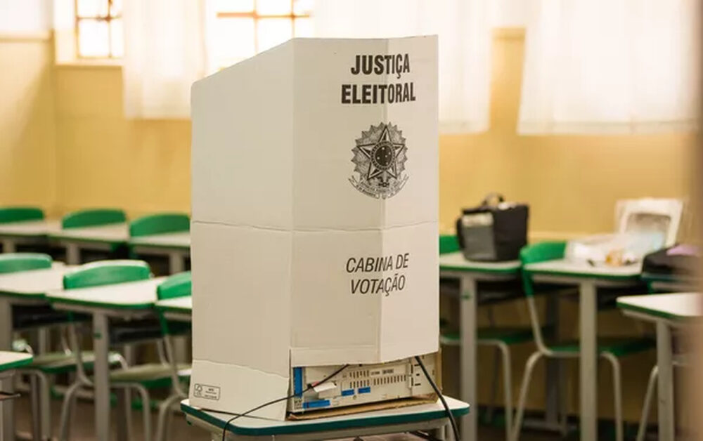 Eleitor deve entregar celular antes de entrar na cabine de votação, diz TSE