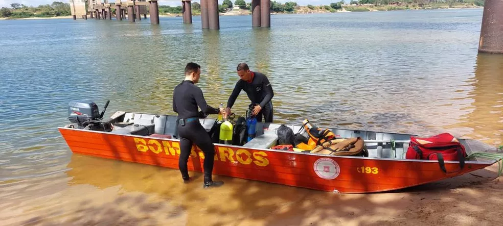 Mergulhadores do corpo de bombeiros retomam buscas por rapaz que desapareceu no rio Tocantins