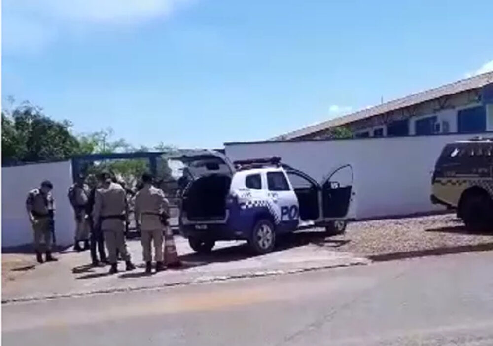 Dupla de homens troca tiros com a PM na entrada de uma escola em Paraíso do TO