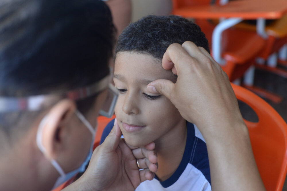Palmas | Mais de 2000 crianças já fizeram o exame de tracoma nas escolas municipais; saiba mais