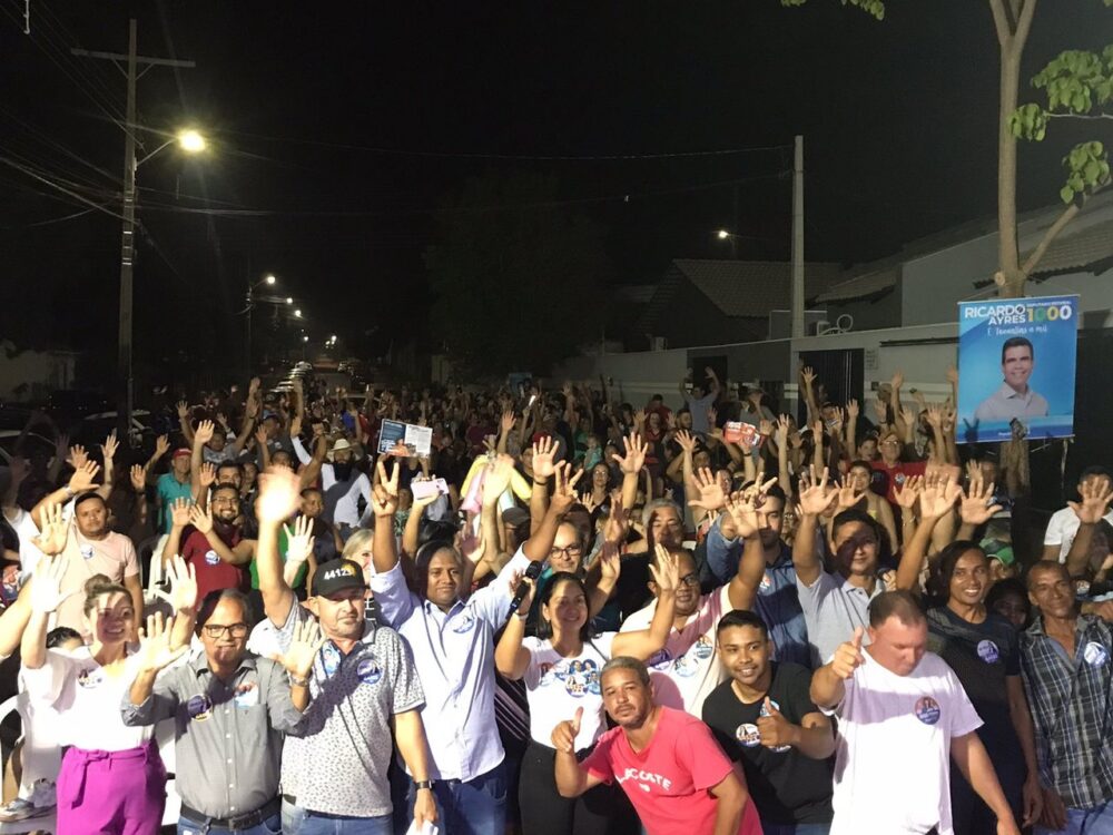 Vereador Joatan de Jesus reúne multidão em reunião, no Aureny III, em apoio à reeleição de Vanda Monteiro para deputada estadual