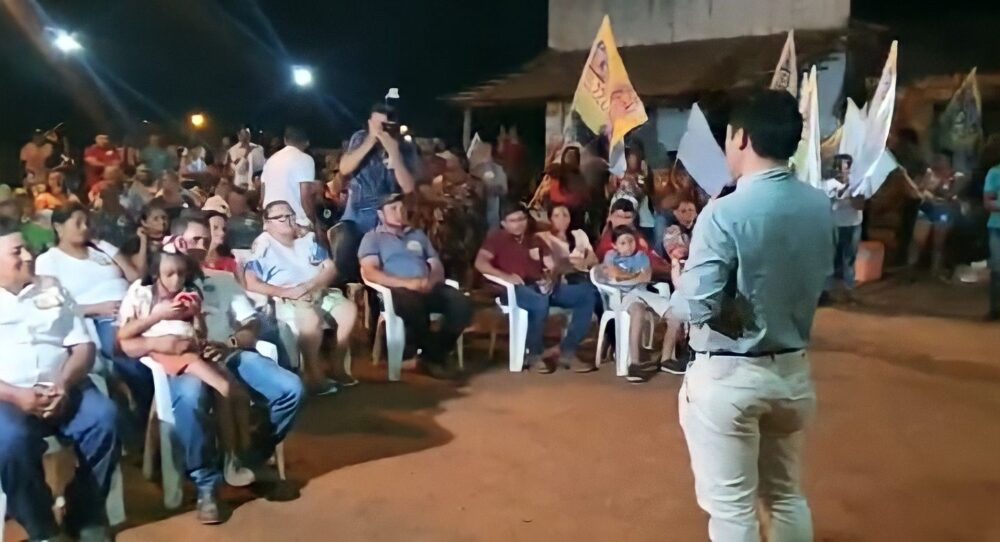 Em reunião lotada, Alex Kawano, candidato a deputado federal, dialoga com moradores de Araguacema para entender as demandas locais