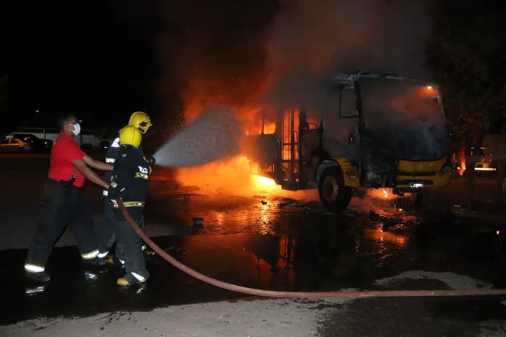 Três veículos são destruídos por incêndios em diferentes quadras de Palmas