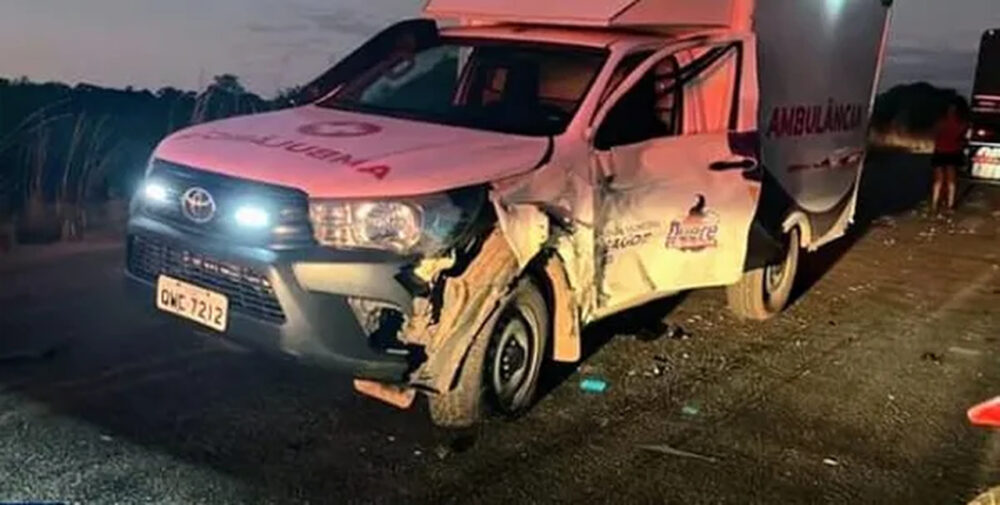 Enquanto atendiam outro acidente, enfermeira e motorista ficam feridos após serem atingidos por um caminhão em Formoso do Araguaia