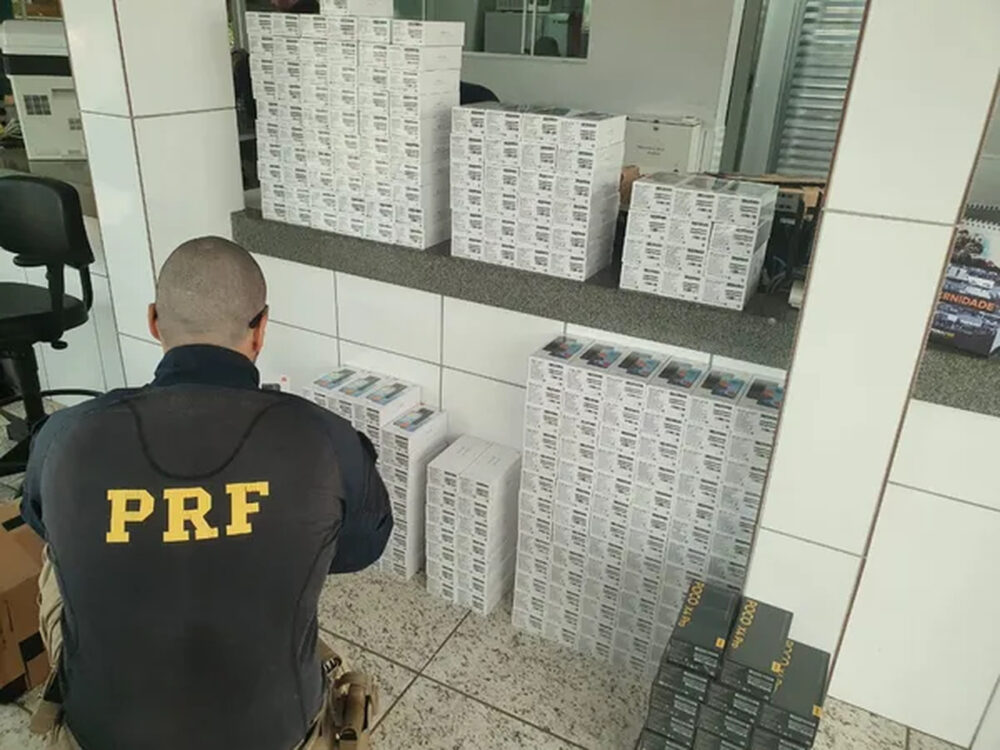 Pelo menos 270 celulares foram apreendidos pela PRF sem nota fiscal em um ônibus de Gurupi